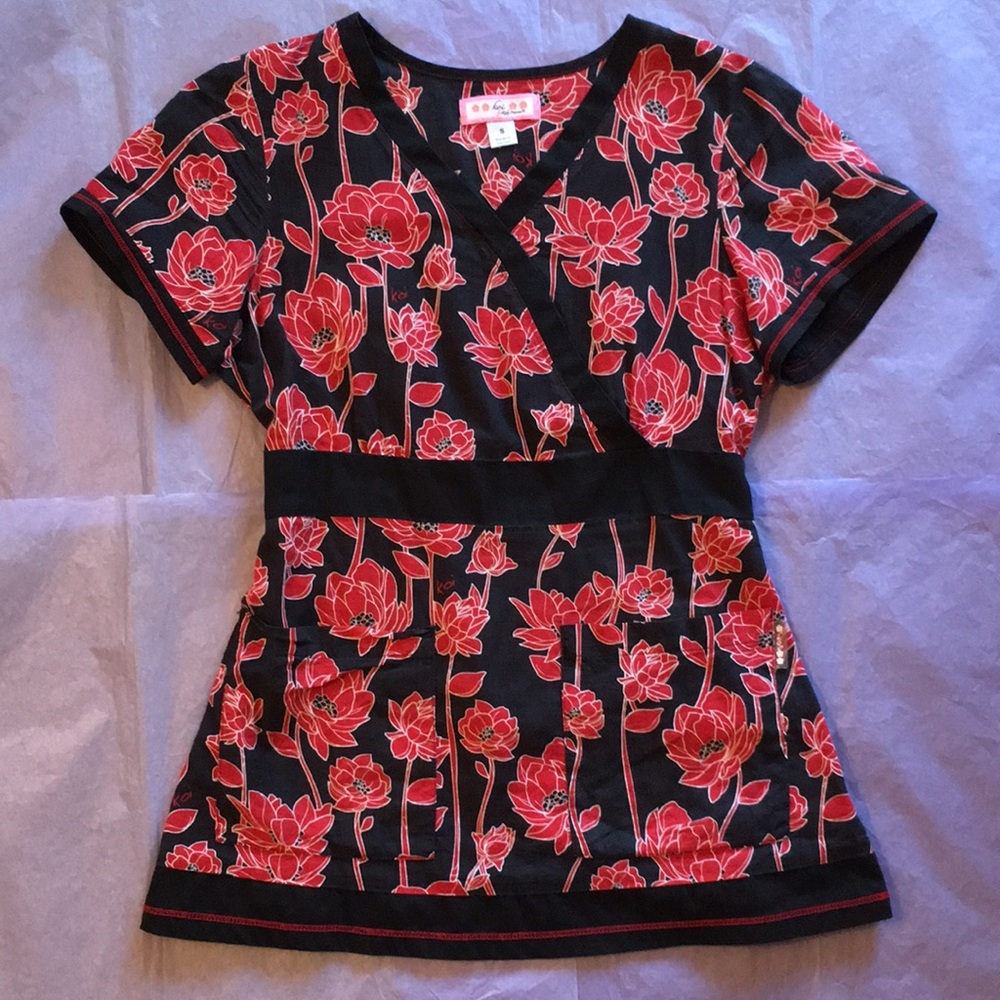 Koi Rylee Lotus Blossom Floral Scrub Top Size Small